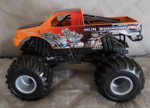 Hot Wheels Monster Jam Die-Cast Vehicle, 1:24 Scale - Shock/Mutt/Warrior - Picture 4 of 23