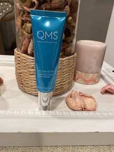 qms glow tinted day cream