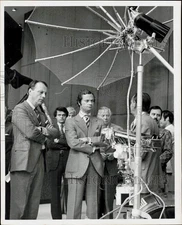 1976 Press Photo Sweden's King Carl Gustaf XVI views equipment. - hpa92074