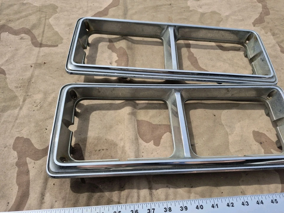 Bisel de faros OEM Mopar 1982-89 Plymouth Gran Fury y 1980-89 Dodge Diplomat Foto 2 de 4