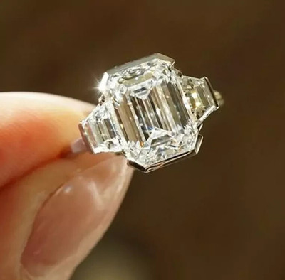 4,98 TCW Smaragdschliff Moissanit drei Steine besetzt Verlobungsring 9 kt Weißgold