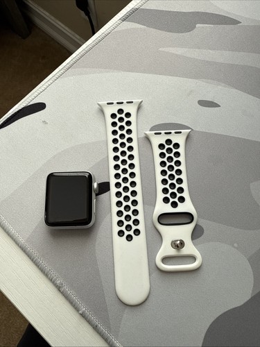 Apple Watch (Series 3) September 22, 2017 38 mm - Aluminium Silver Aluminum -...