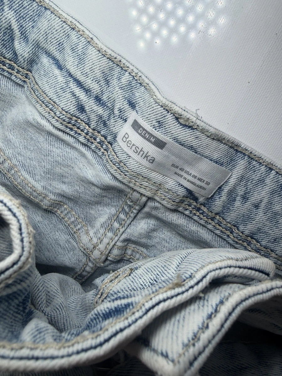 Minifalda de mezclilla Bershka lavado ácido dobladillo crudo envejecido con cinturón Y2K talla UK 12
