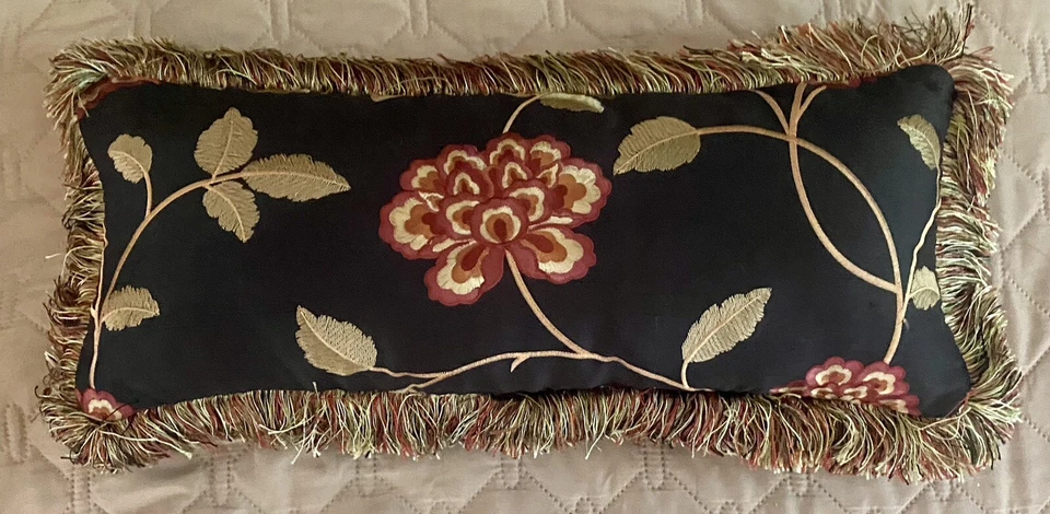 Cepillo de tela con flecos de seda con almohada bordada con acento floral 20”x9” Foto 3 de 4