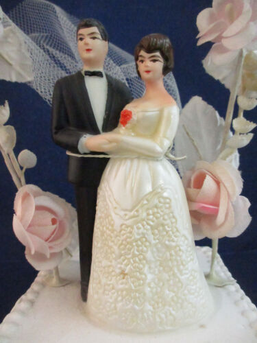 Vintage Wedding Cake Topper ~ 60ish maybe ~ Couple in a Rose Arch w/Bells (125) - Picture 2 of 7