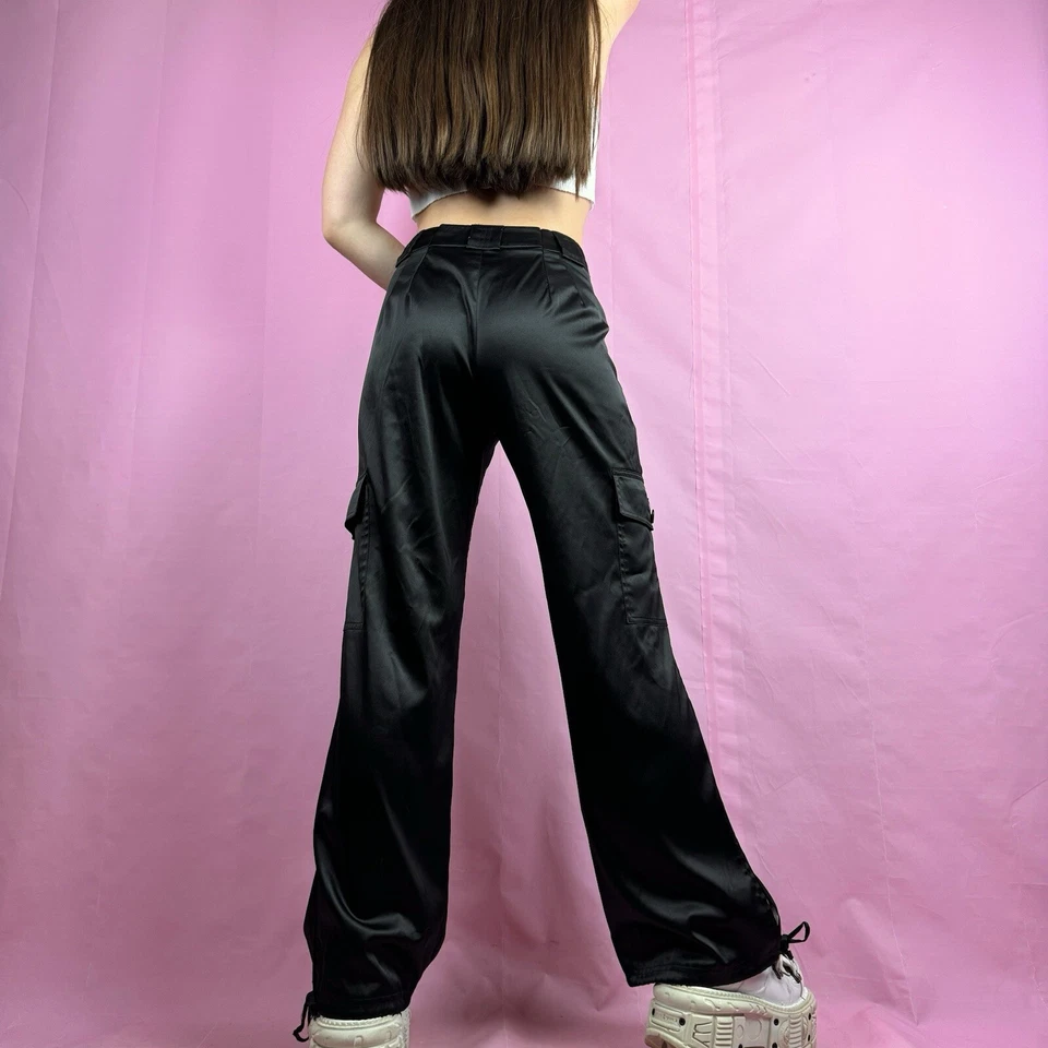Pantalones de satén Apostrophe cargo negros con cordón pierna ancha pantalón tiro medio Foto 3 de 4