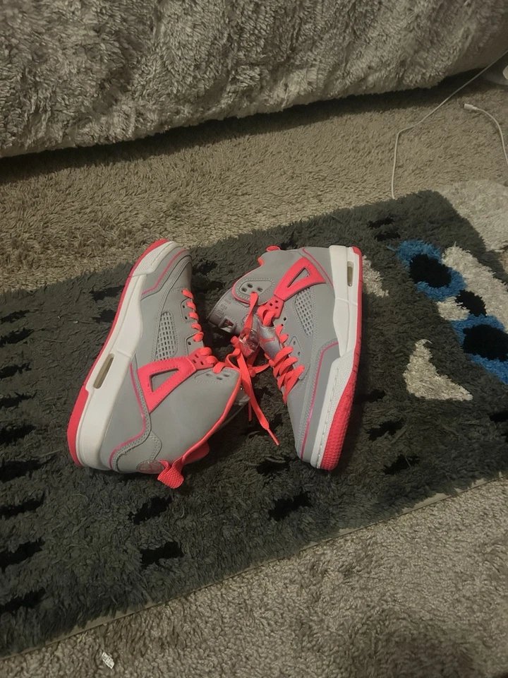 Zapatos Jordan Spizike para niños grandes en gris lobo y rosa corredor TALLA 5.5Y Foto 3 de 4