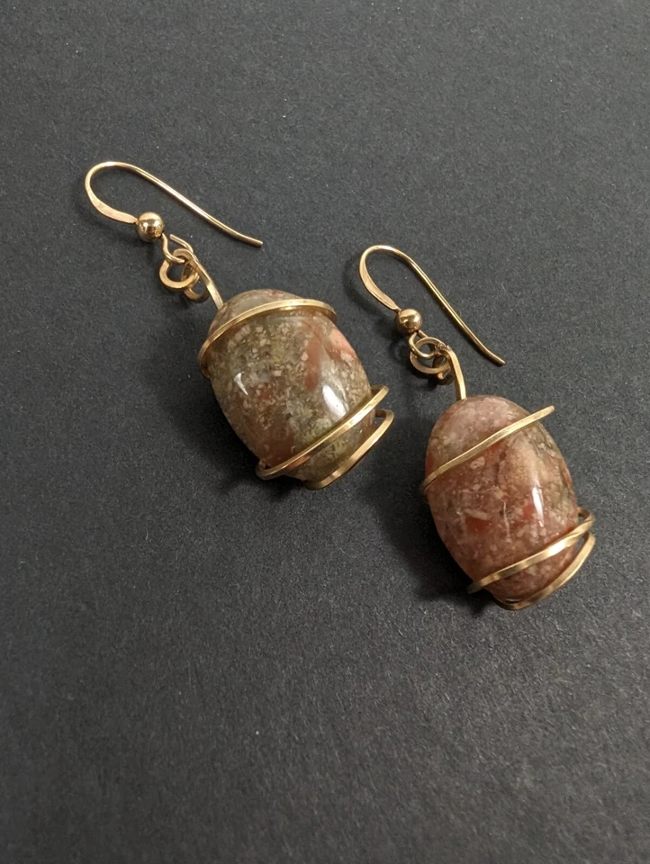 Pendientes de piedra ovalados envueltos en alambre con cables de oreja rellenos de oro amarillo de 14K GF artesanales Foto 3 de 4