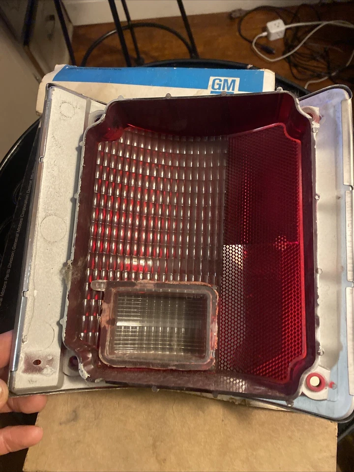 НОВЫЙ ИЗ СТАРЫХ ЗАПАСОВ GM 73-87 CHEVROLET GMC C10 K5 BLAZER SUBURBAN ЗАДНИЙ ФОНАРЬ LEN НОВЫЙ В КОРОБКЕ слева - Изображение 2 из 4