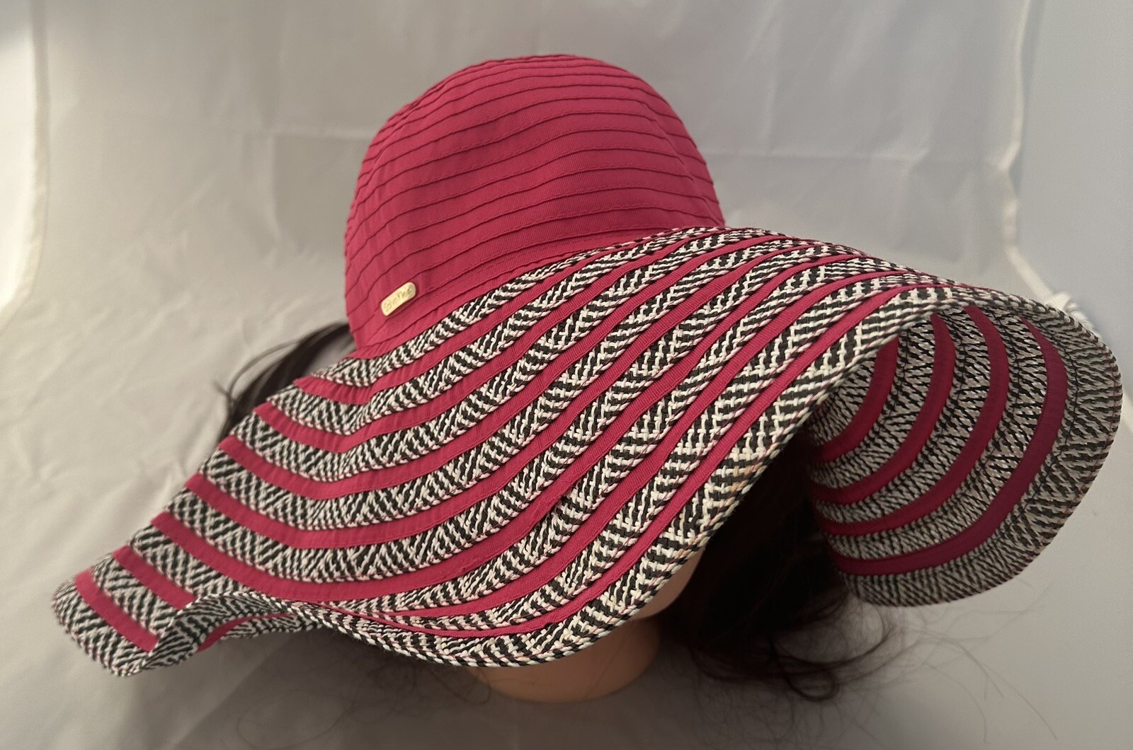 Calvin Klein Circular Patterned Floppy Beach Sun … - image 2