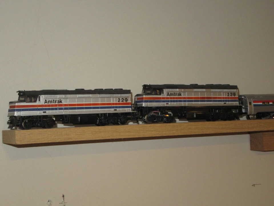 Juego de 7 piezas tren AMTRAK - 2 motores Nº 229, 4 vagones de pasajeros, 1 comedor Foto 2 de 4