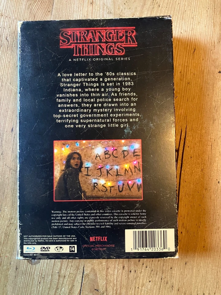 STRANGER THINGS Season 1 one Collectors Edition Retro VHS Box DVD Set rare OOP Foto 2 de 4