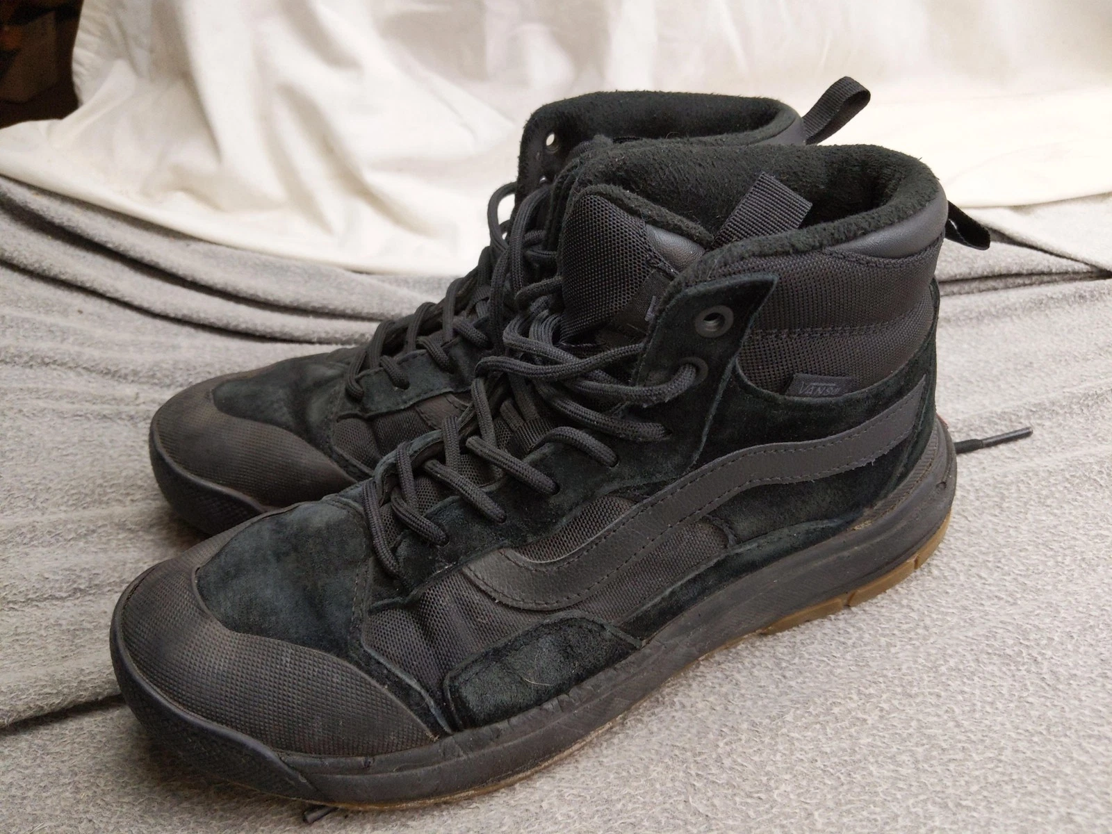 Vans Snow Boots Mens 7 39 Black Suede MTE Insulated Lace Up Ankle Winter Warm
Opens in a new window