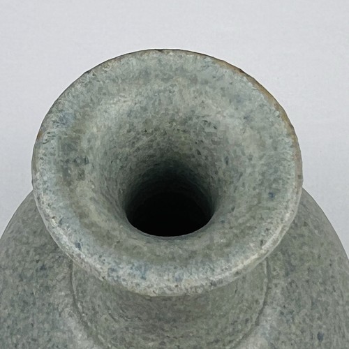 Jarrón vintage pequeño bulboso cuello estrecho gris claro firmado - Imagen 4 de 11