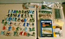 Lot of Miscellaneous Plastic Army Men Buildings