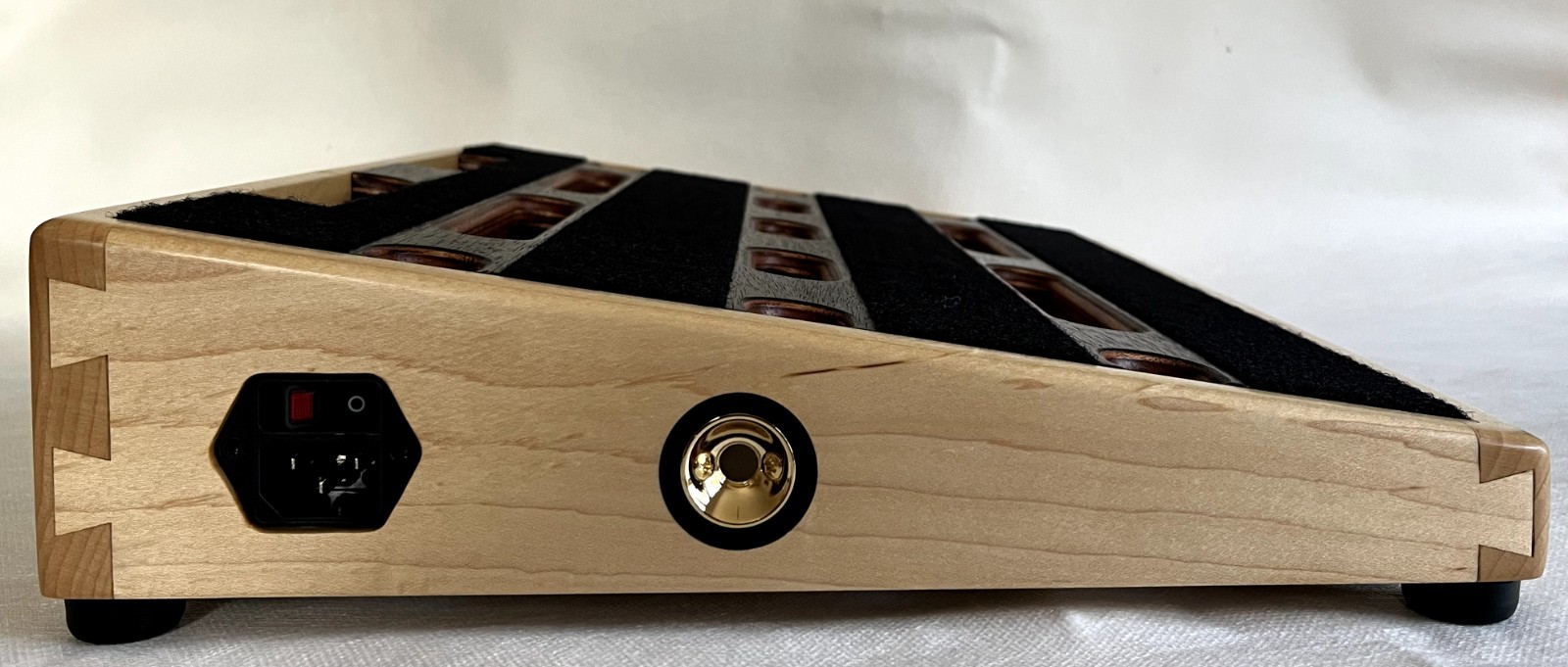 Pedalboard érable pour organiser vos pédales de guitare dans votre studio