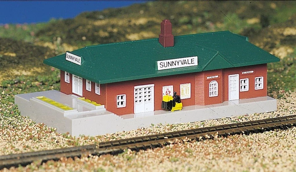 Bachmann Trains 45908 PLASTICVILLE U.S.A. Built-UP Building-Passenger Station-N  - Image 3 of 3