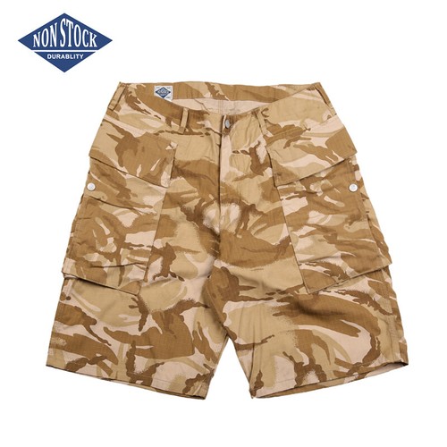 Pantalones cortos de camuflaje de ingeniero de arena bronceada stock |