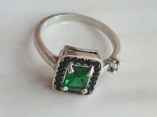 Vintage ring sterling silver 925 Size 9 Weight 3.8 g. Green stones.