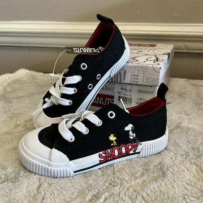 Peanuts Sz 8M Black & White Canvas Sneakers NIB Child