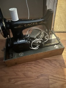 SINGER Featherweight Electric Portable Sewing Machine w/ Case Pedal Cord