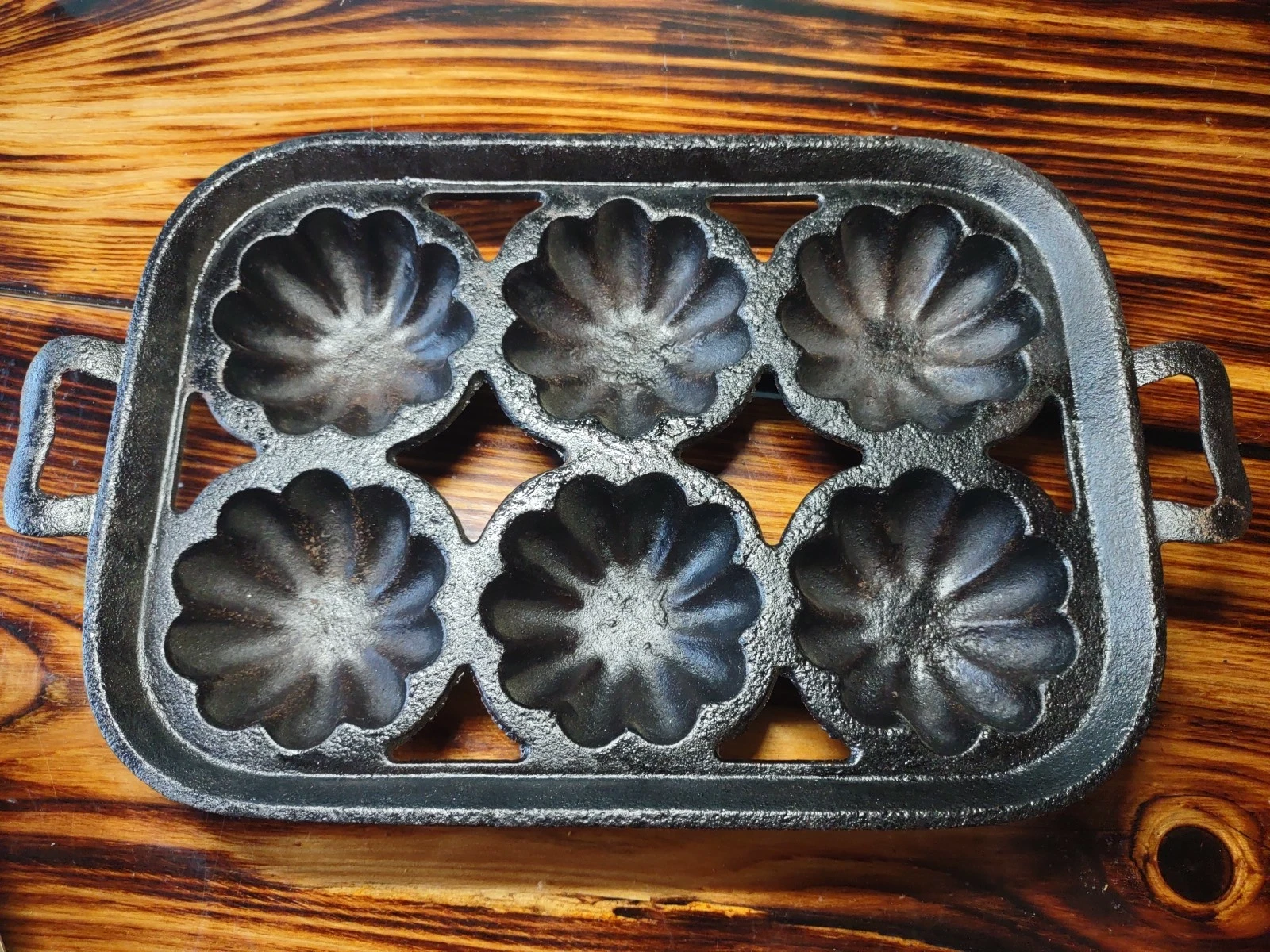 6 Well Turks Head Gem Muffin Pan Cast Iron Open Frame Gate Mark