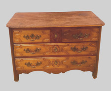 commode en merisier massif dessus bois comportant quatre tiroirs . XVIII siècle.