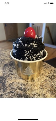 CLEARANCE: Christmas Holiday fuzzy socks - Set of 6 -shaped like cupcake - 第 4/23 張圖片