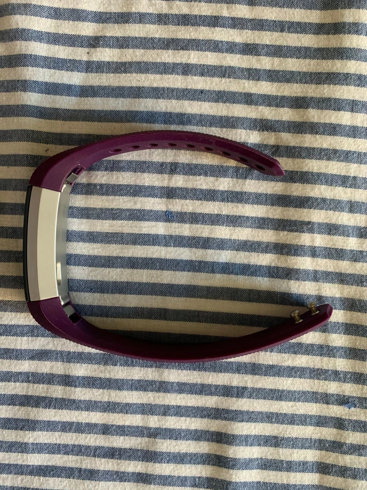 Rastreador de fitness Fitbit Alta, plateado/ciruela, pequeño (5,5 - 6,7 pulgadas) como no funciona Foto 2 de 4
