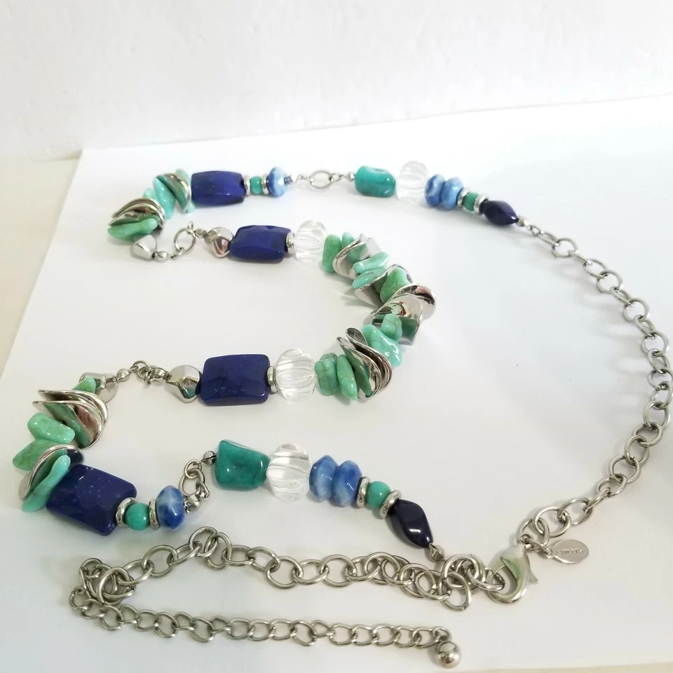 COLLAR CHICO'S CONTEMPORÁNEO ESTILO PIEDRAS PRECIOSAS SINTÉTICAS TONO AZUL Y PLATA Foto 4 de 4