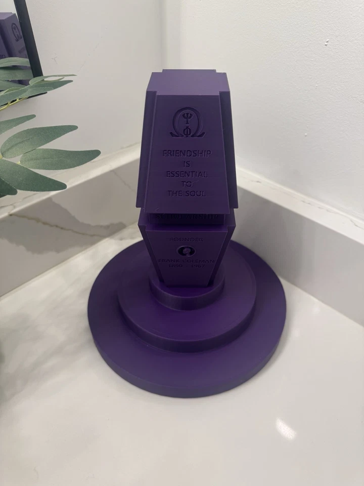 Omega Psi Phi Monumento a los Fundadores Réplica Impresión 3D, Púrpura Real, 10 pulgadas de Altura Foto 3 de 4