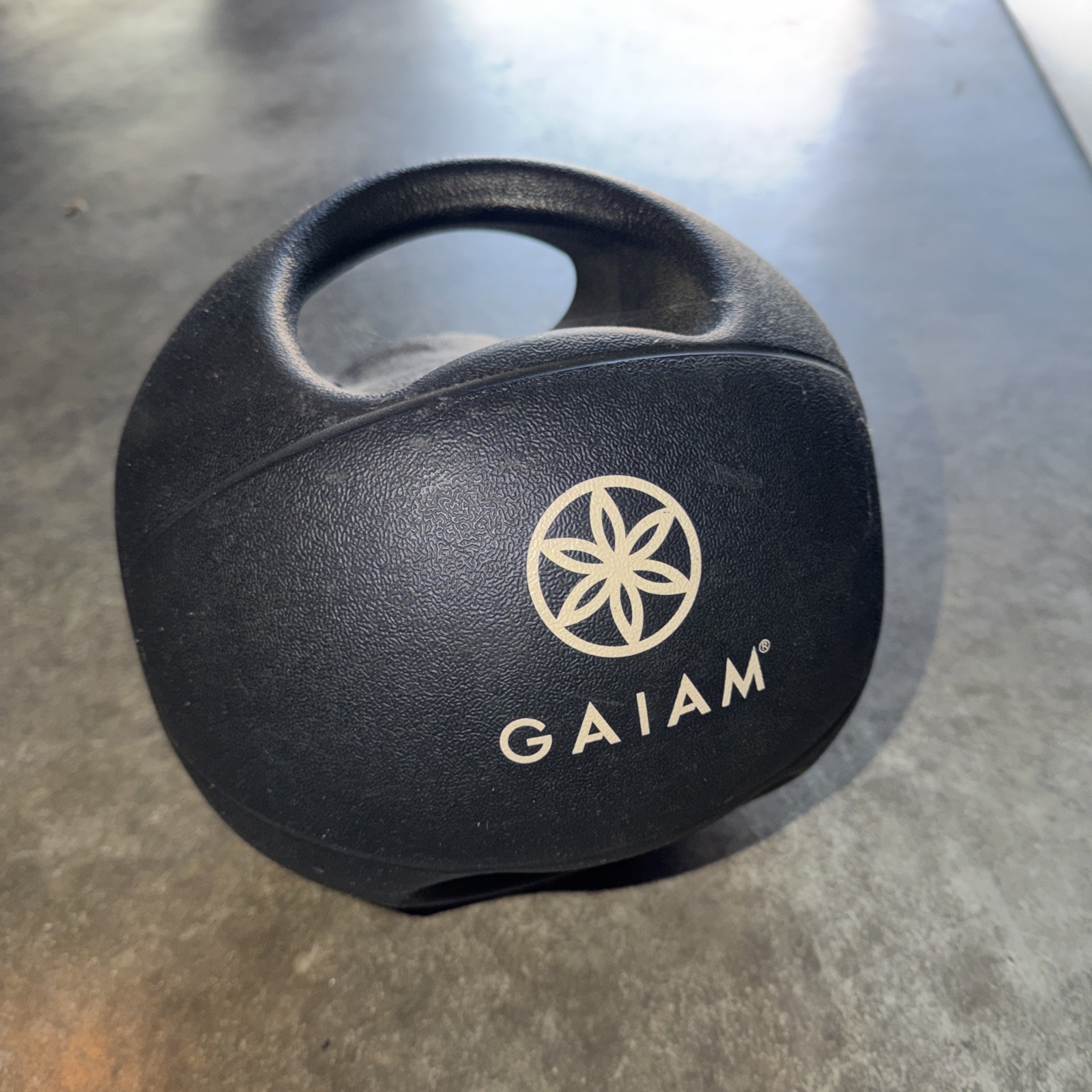 Equipo de ejercicio de entrenamiento balón medicinal con asas de doble agarre Gaiam 8 lb