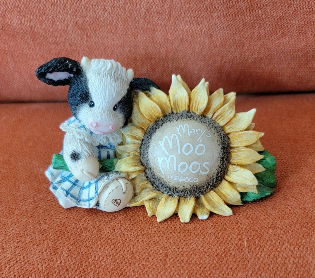 Mary's Moo Moos Cow Figurine 1993 Sunflower Sign Display Enesco 628514 Vintage