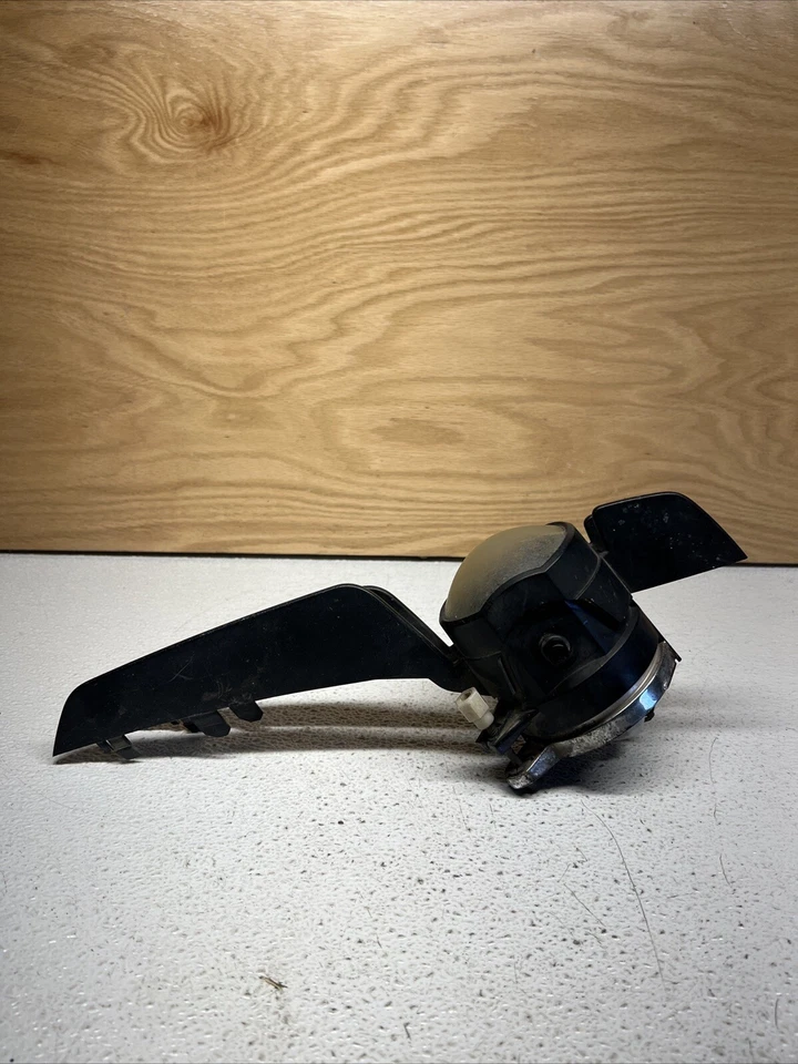 2000 - 2006 BMW 325CI 330CI Lower Fog Light Housing Right Passenger 63178371908 - Image 3 of 4