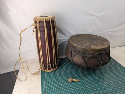Vintage afrikanisches Stammesfell & Terrakotta Kettetrommel & nepalesische Bongo-Instrumente 