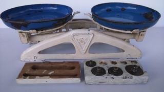 Alte Küchenwaage 4x Messing Gewichte im Holzblock Sammler Retro Deko