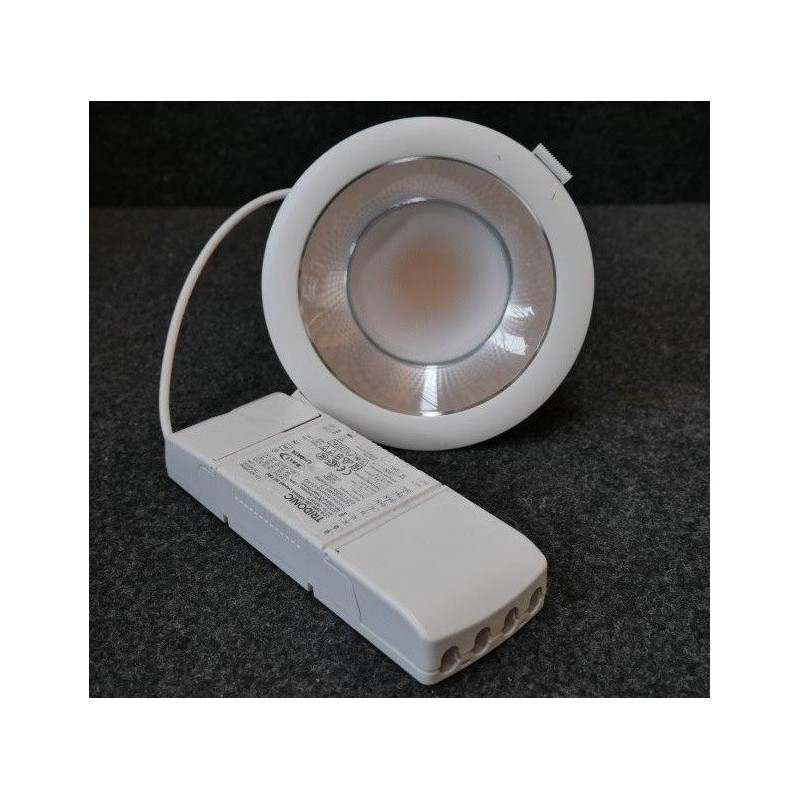 Plafonnier encastré LED 3000lm pour illuminer votre salon chaleureux