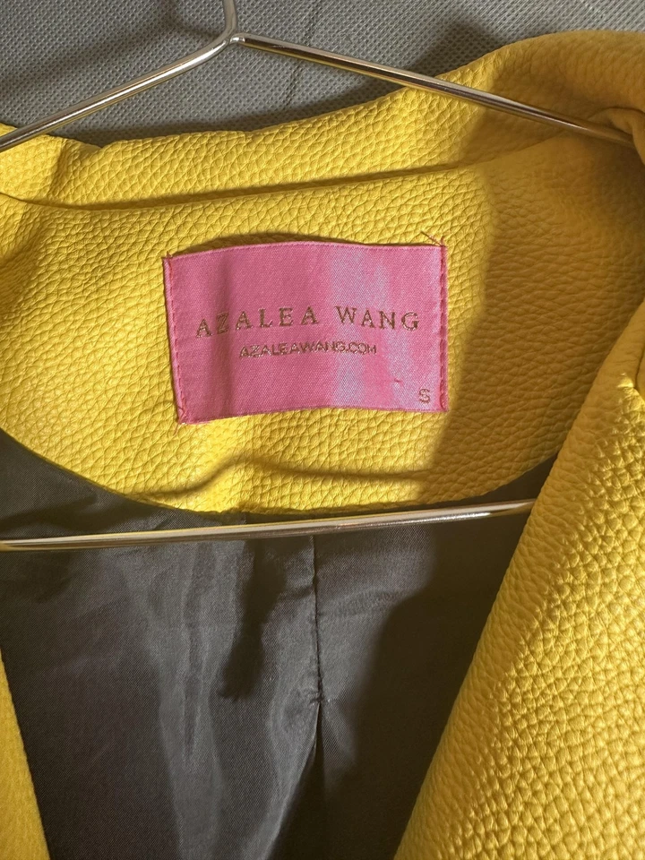 Azalea Wang 夹克女式小号黄色黑色摩托车骑手镶嵌朋克摇滚别针 — 第 2/4 张图片