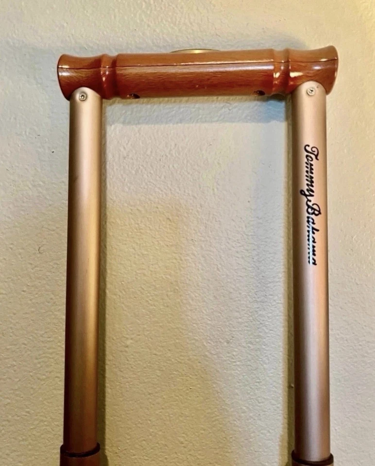 Equipaje Tommy Bahamas vintage con detalle de adornos de cuero  Foto 3 de 4