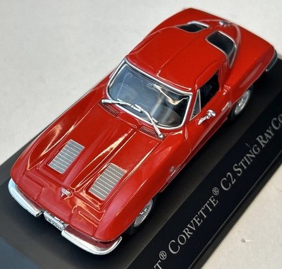 IXO Chevrolet Corvette 1963 Sting Ray Coupe C2 rot 1:43 mit Vitrine & Buch