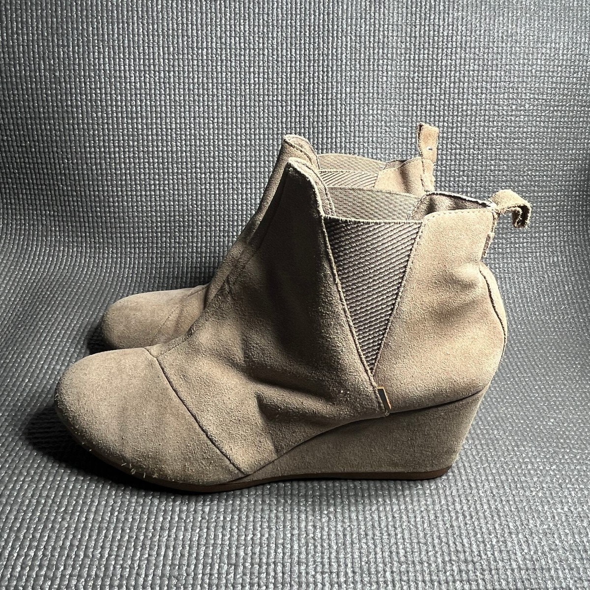 TOMS Kelsey Booties Womens Size 10 Beige Suede Leather Wedge Heel Pull On