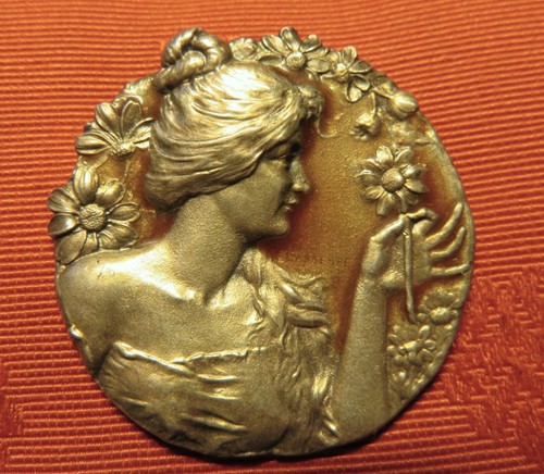 Broche Ancienne Portrait De Femme En Métal Argenté – Occasion – Style Vintage