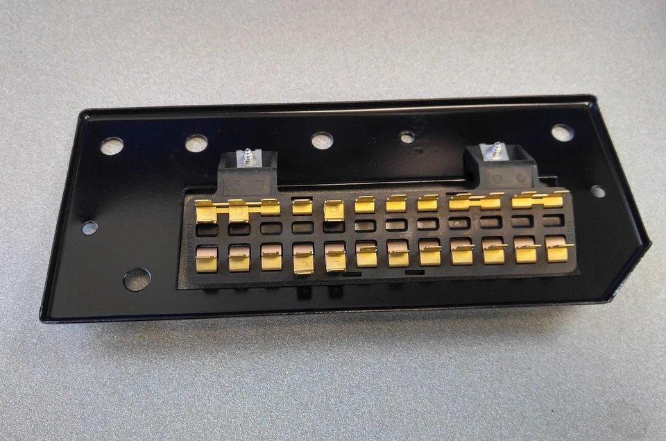 EXCELLENT ORIGINAL GENUINE PORSCHE 914 FUSE BOX W MOUNTING BRACKET NLA 1974-76 - Изображение 3 из 4