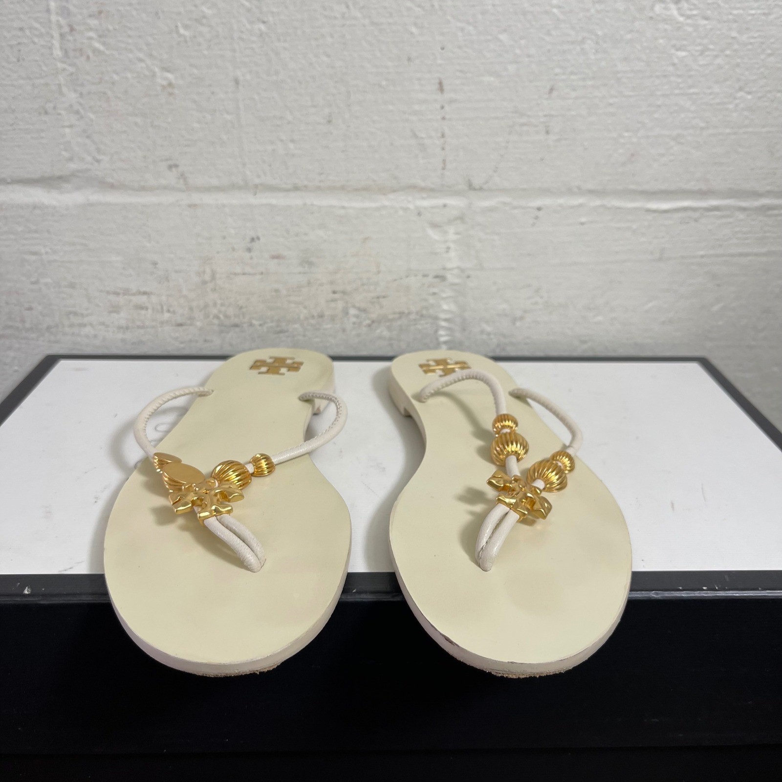 Tory Burch Capri Beaded Leather Sandals White Gold Flats Slip On Women's 5 M thumbnail 3