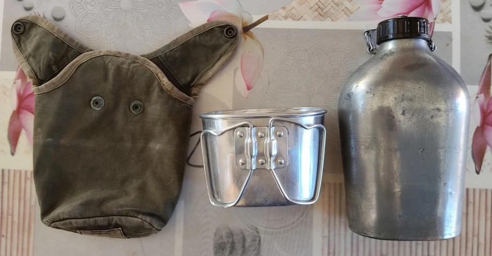 Matériel Militaire. Gourde complete.Ceinturon.Gants Cuir. Gants Sortie Tissu.... - Photo 2/4