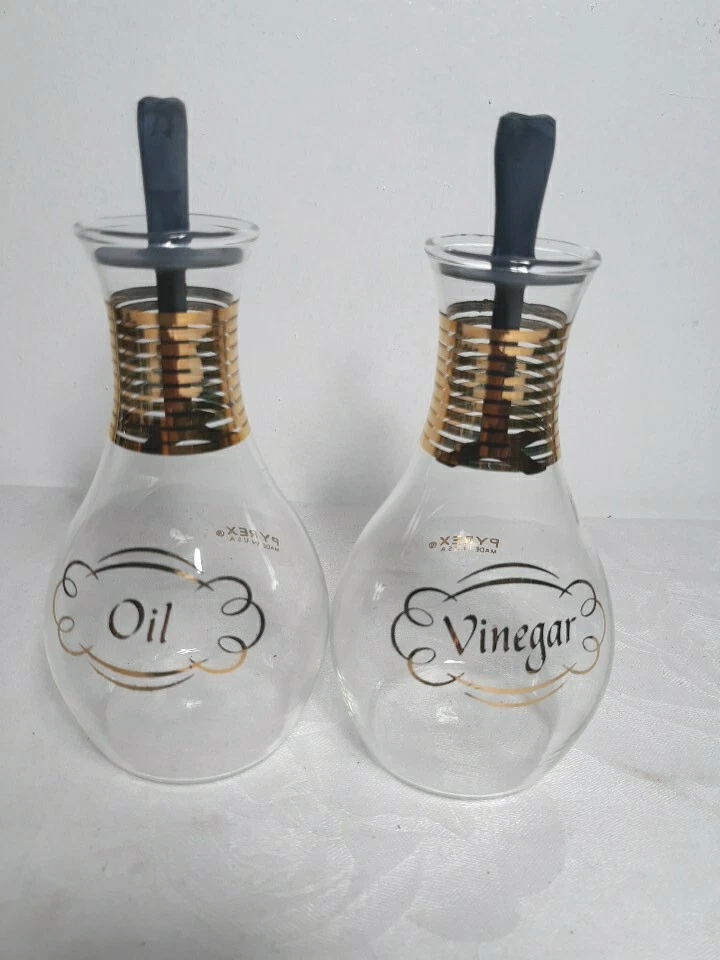 Juego vintage de cuevas de aceite y vinagre Pyrex de los años 50 con bandas y tapones dorados Foto 2 de 4