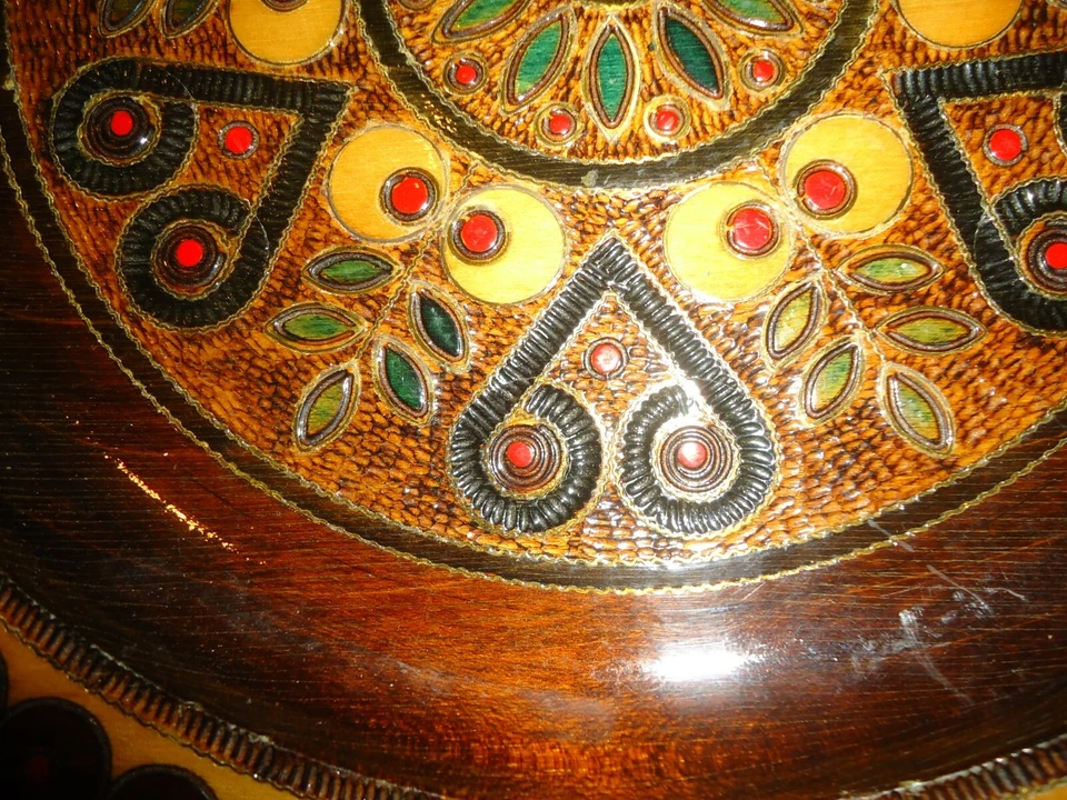 antiguo plato de madera tallada decoración de pared. hecho a mano estilo cloisonne color. Foto 3 de 4