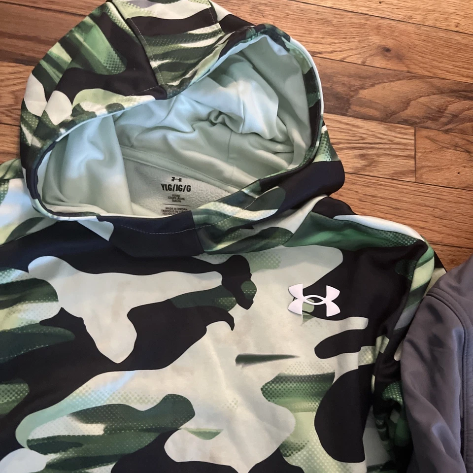 BOYS UNDER ARMOUR SIZE YXL  YLG CAMO  PULLOVER HOODIE  Gray Jacket And T Shirt - Image 3 of 4