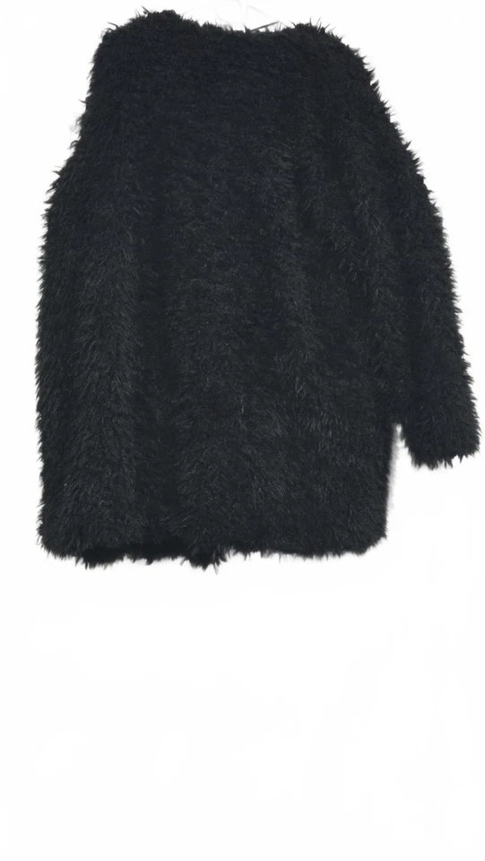 Acogedor abrigo negro de piel sintética para mujer Foto 2 de 4