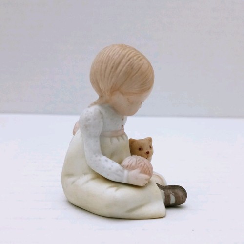 Vintage Holly Hobbie Little Things Girl Kitten Ball Of Yarn Bisque Porcelain - Picture 4 of 7